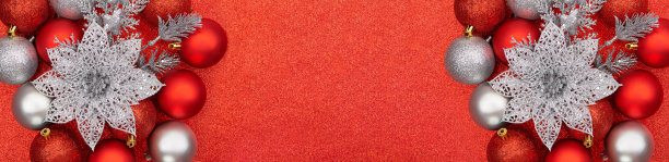 闪亮的背景上有红色、银色的圣诞球和鲜花。新年。横幅。本空间图片下载