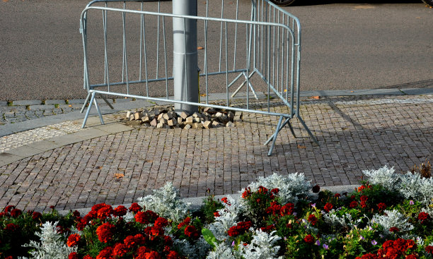 疯狂的年度床，粉红色和橙色的花朵组合。喷泉附近的广场上有圆形砂岩的大型挡土墙。地毯上的花朵有着不同寻常的颜色网格图片下载