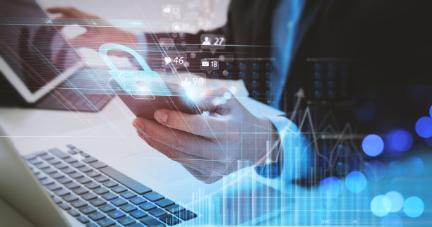 网络安全与数据保护信息隐私互联网技术概念。在智能手机笔记本电脑上工作的商人显示挂锁保护商业和财务数据图片下载