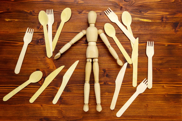 环保餐具，牛皮纸食品包装和纸杯街头食品包装，盘子，刀，叉。俯视图图片下载