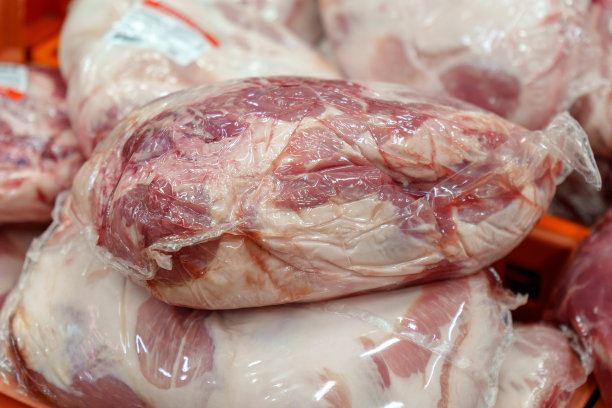 大超市里塑料包装的一大块生肉。图片下载