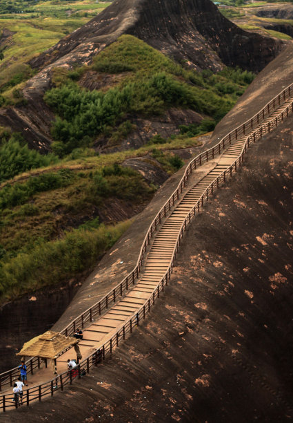 楼梯在山上的垂直镜头图片下载