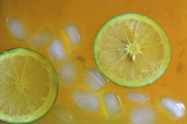 鲜橙片配橙汁加冰块图片下载