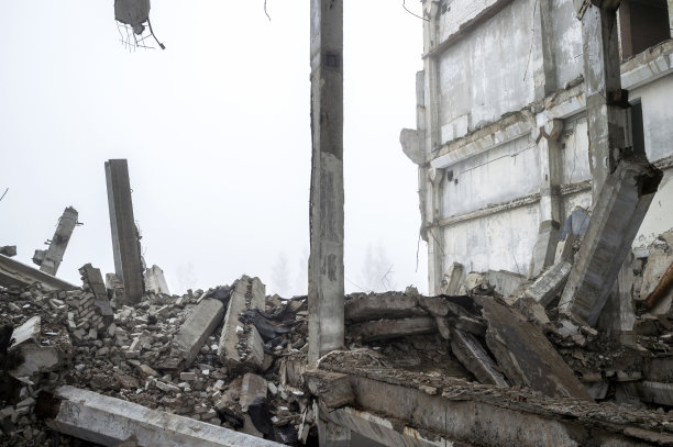 被毁的大型混凝土建筑笼罩在雾霾中。背景。图片下载