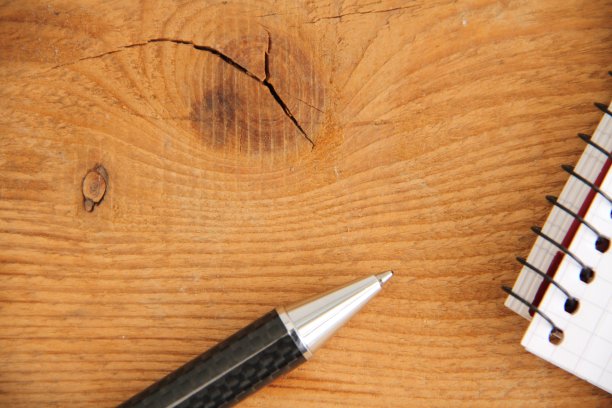 空的写字板上有笔图片下载