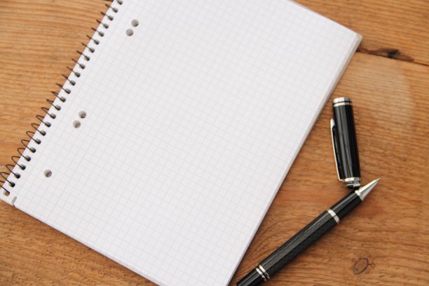 空的写字板上有笔图片下载