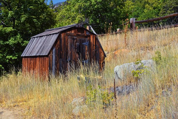 犹他州沃萨奇山Lone Peak下Hamongog徒步小径上废弃的老红木小屋。美国。图片下载