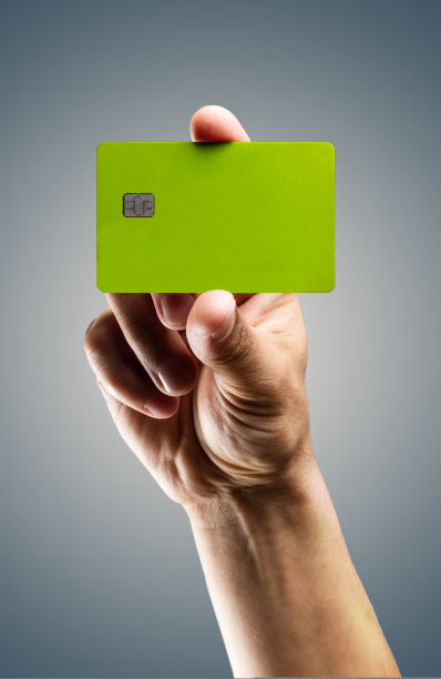 男人手里拿着信用卡。图片下载