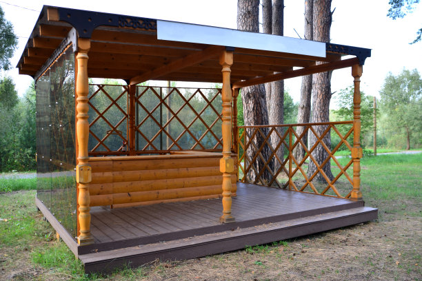 木亭孤立在云杉林，特写图片下载