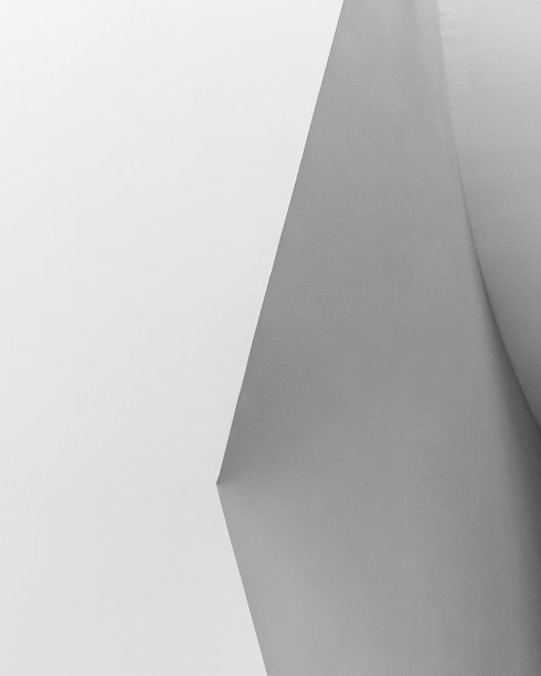 低角度的白色墙壁和天花板与阴影图片下载