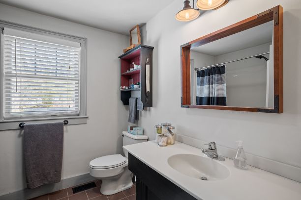 浴室的室内设计，水池和百叶窗旁边有一面水平的长镜子图片下载