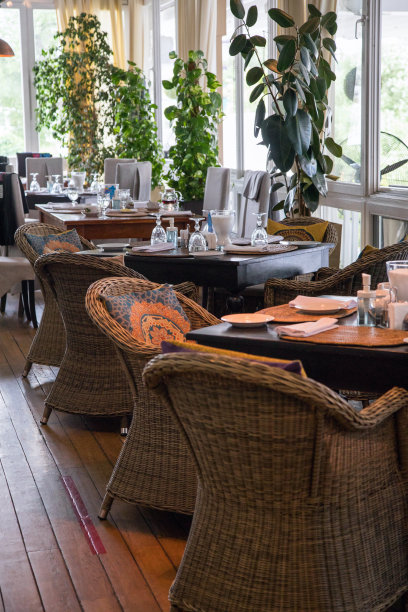 室外木质坐席餐厅空区，餐厅内有木质桌椅图片下载