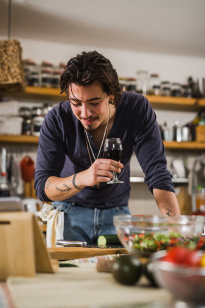 男人在厨房准备食物图片下载