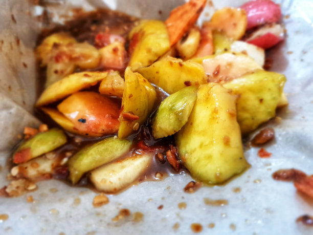 特写照片的水果沙拉覆盖了rujak调味料图片下载