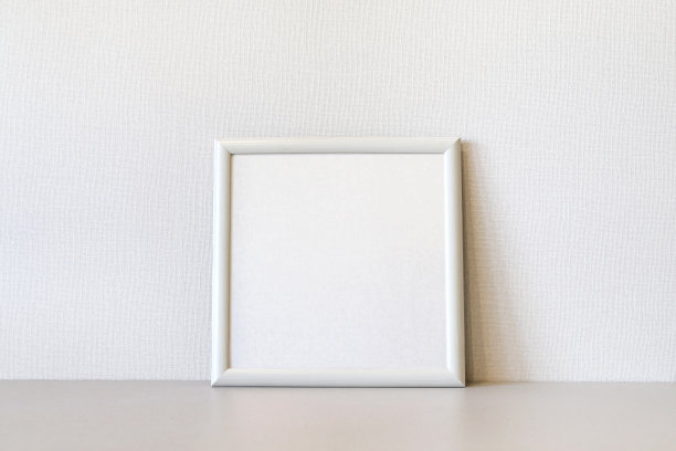 模拟极简主义的家庭内部与空白色木制相框图片下载
