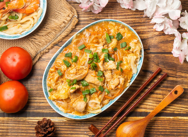 猪肉烩饭配番茄和筷子，放在中国食物的木桌上图片下载