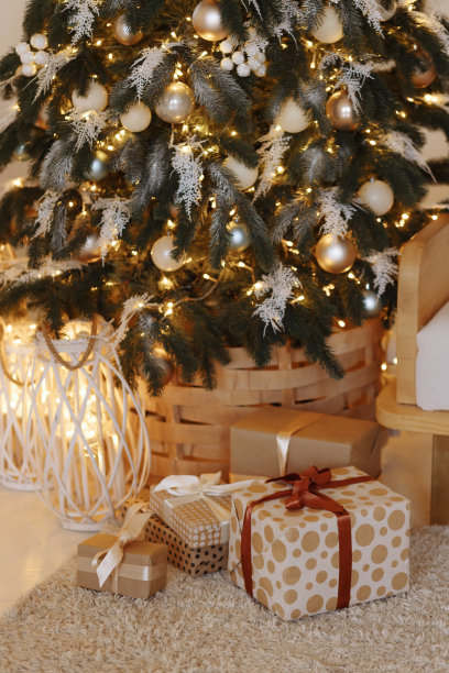 圣诞树下的礼物。图片下载