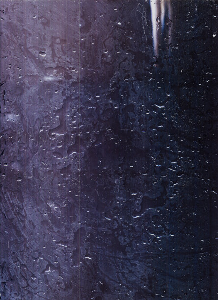 旧湿质地的灰尘划痕覆盖着水滴图片下载