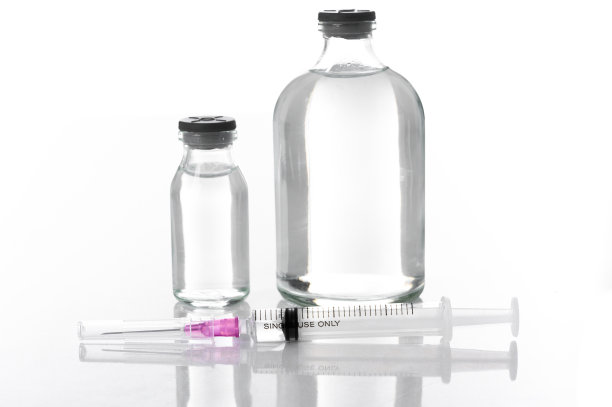 实验室中的药瓶和注射器。健康、美容和医学概念。白色背景隔离图片下载