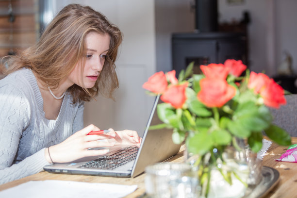 漂亮的女孩在笔记本电脑上学习图片下载