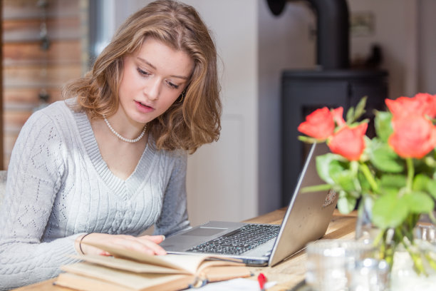 漂亮的女孩在笔记本电脑上学习图片下载