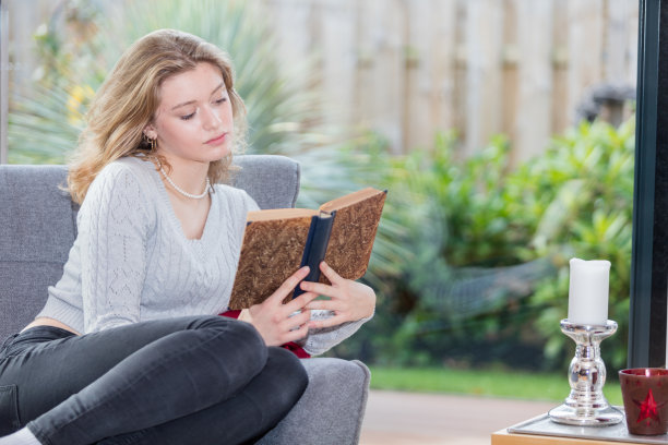 美丽的女孩在看书图片下载