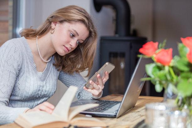 漂亮的女孩在笔记本电脑上学习图片下载