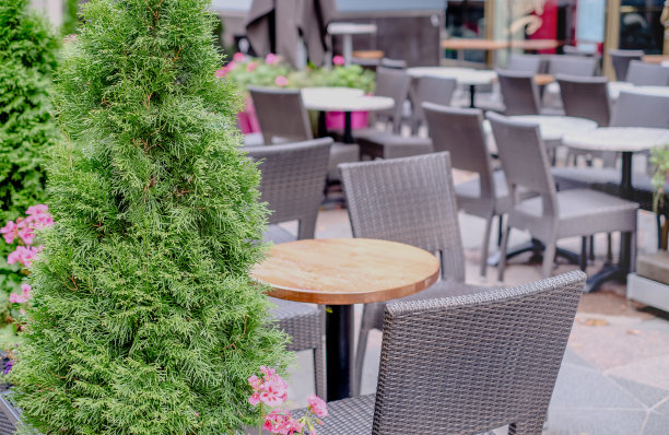 晴朗天气下餐厅的夏日露台。餐厅附近的桌子特写图片下载