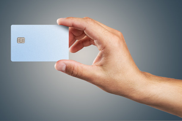 男人手里拿着信用卡。图片下载