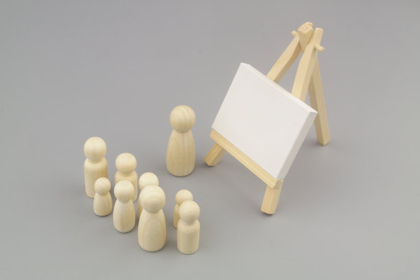 画架与空白画布和木制的教师和学生的数字。图片下载