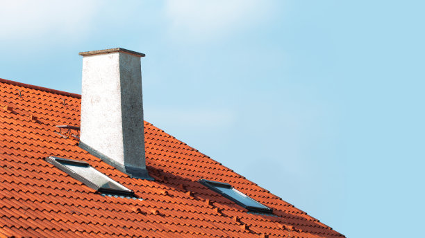 带有瓦顶、烟囱、台阶和天窗的住宅建筑旗帜图片下载