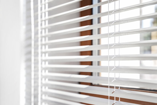 百叶窗。办公室的窗帘。现代木制百叶窗。办公室会议室照明范围控制。图片下载