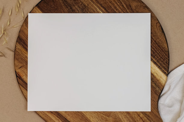 信大小的纸模型，木板上的空白纸图片下载
