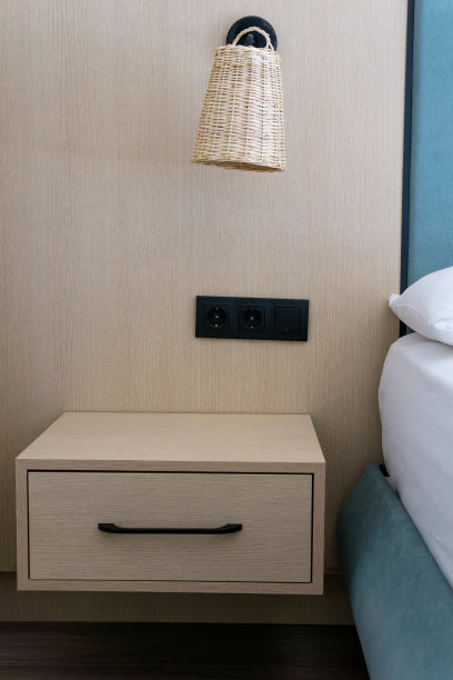 床头柜配有台灯和插座-酒店概念装饰图片下载