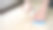 女孩用清洁剂和刷子清洁地毯图片下载