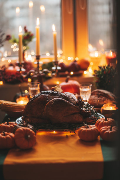 感恩节餐桌上的秋季装饰和南瓜图片下载
