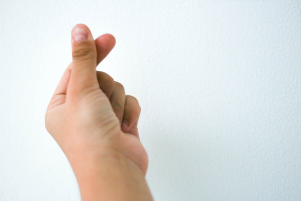 手指的心。女性用手势表示爱的象征。图片下载