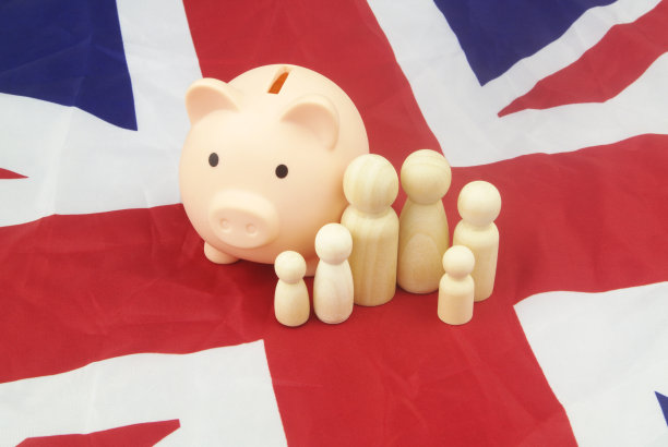 英国国旗上有储蓄罐的家庭人物。图片下载