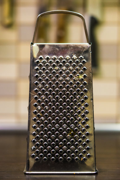 垂直拍摄桌子上的金属食物刨丝器图片下载