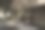 一个被毁的废弃建筑的内部镜头，烧毁的墙壁和破旧的门图片下载