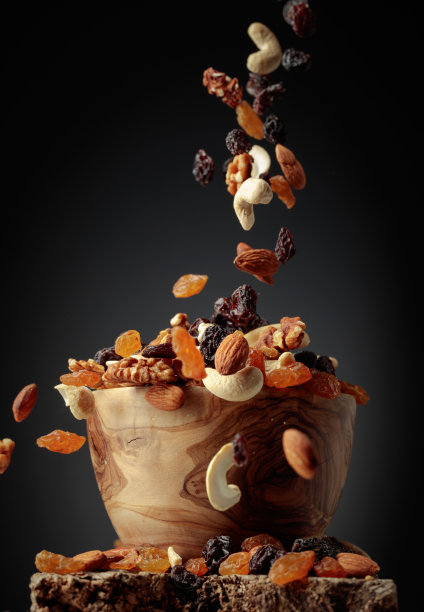 飞行干果和坚果。图片下载