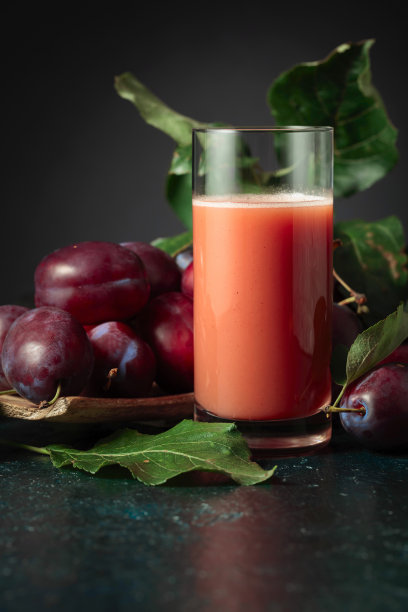 梅子汁和新鲜的紫李子。图片下载