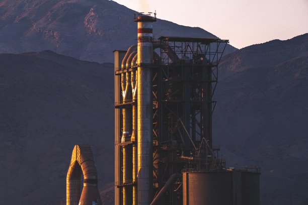 以山为背景的工厂结构图片下载