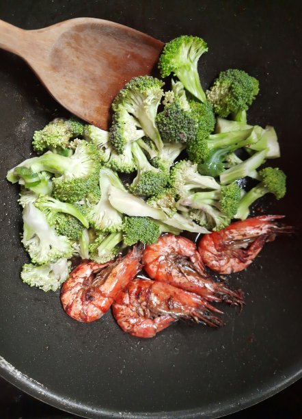 炒西兰花配虾仁——食物准备。图片下载