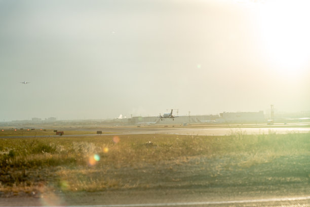 黄昏时分，飞机降落在加拿大多伦多皮尔森国际机场的跑道上图片下载
