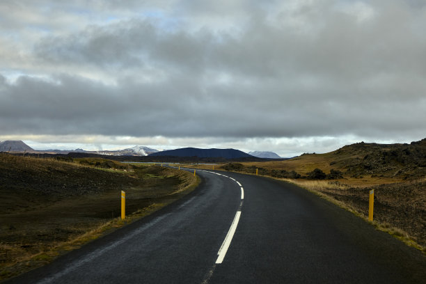 冰岛北部秋天的道路风景图片下载