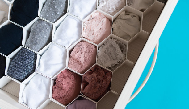 特写镜头的蜂巢抽屉组织者在衣柜图片下载