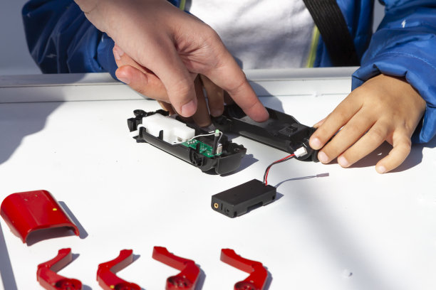 导师手点学生收集机器狗科学创新课学习机器人。现代培训。电子学习。现代教学技术。教育图片下载