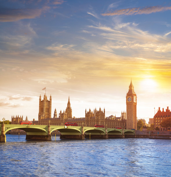 伦敦大本钟和威斯敏斯特桥上的议会大厦在泰晤士河的日落图片下载