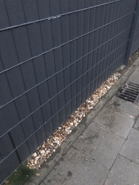 栅栏边界上的石头图片下载